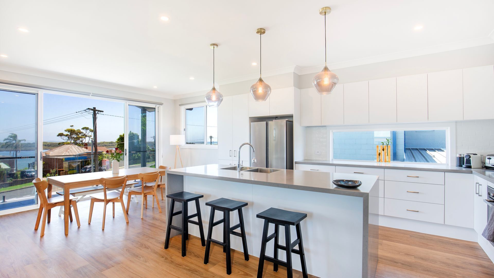 Geladeira, micro-ondas, fogão, cooktop