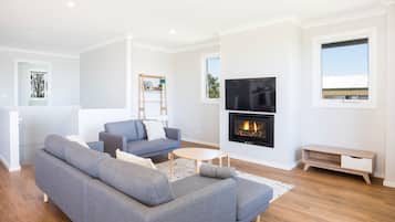Smart TV, chimenea, videojuegos y futbolito