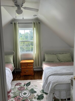 2 bedrooms, free WiFi, bed sheets - Waterfront Island Oasis in Little Narrows
 (Little Narrows)