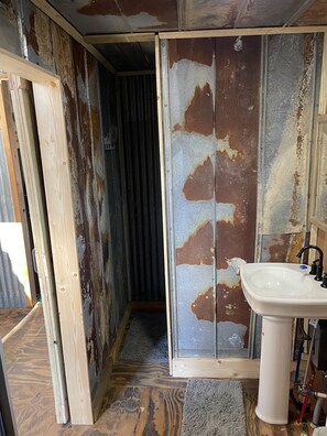 Haartrockner, Handtücher, Toilettenpapier