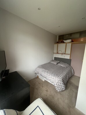 1 sovrum och sängkläder