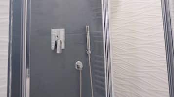 Suihku, hiustenkuivaaja, bidee, pyyhkeet