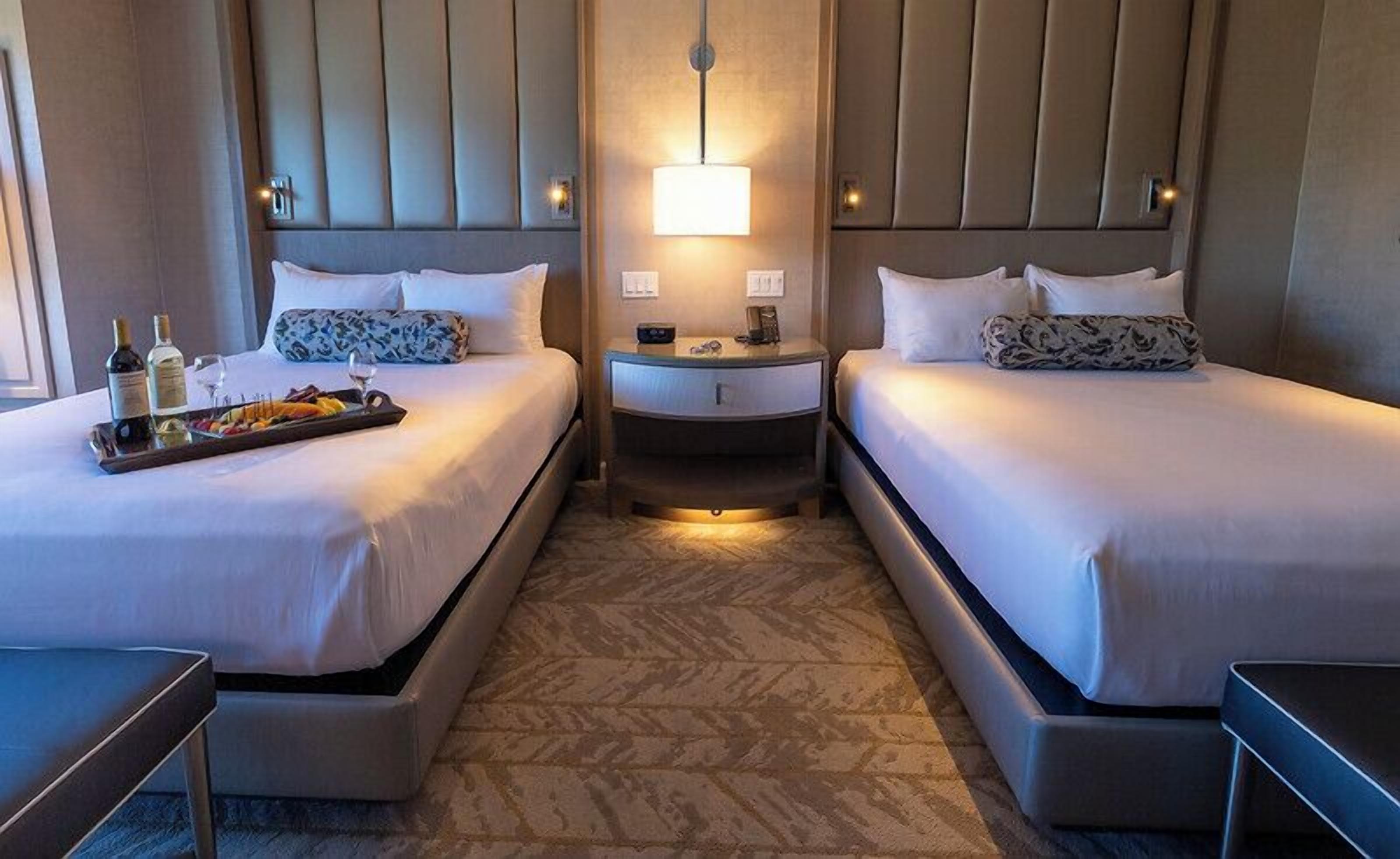 Standaard kamer, 2 queensize bedden, uitzicht op vallei | Een kluis op de kamer, verduisterende gordijnen