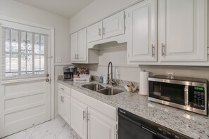 Batterie de cuisine, vaisselle et ustensiles