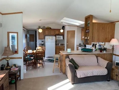 4 Seasons Lakeview Cottage at Pigeon Lake