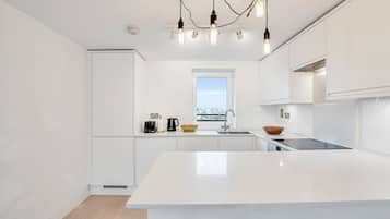 Fridge, dishwasher, coffee/tea maker, toaster