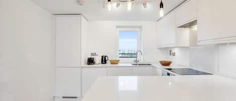 Refrigerador, lavavajillas, cafetera y tetera y tostadora