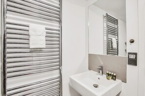 Dusche, umweltfreundliche Kosmetikartikel, Haartrockner, Seife