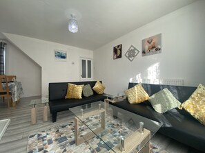 Smart TV - Cozy Home-from-Home, Kings Norton Sleeps 7. With free off-street parking! (Birmingham)