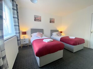 3 bedrooms, iron/ironing board, free WiFi, bed sheets - Cozy Home-from-Home, Kings Norton Sleeps 7. With free off-street parking! (Birmingham)