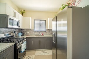 Refrigerador con freezer, microondas, horno, placa de cocina