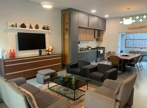 Smart TV - Casa Moderna, 2 Qts, Setor Nova Suíça (Setor Nova Suica Goiânia)