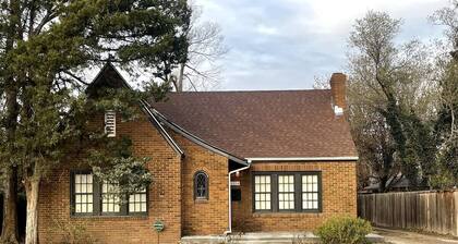 Charming 2-bedroom cottage in fabulous Amarillo with WiFi, AC
