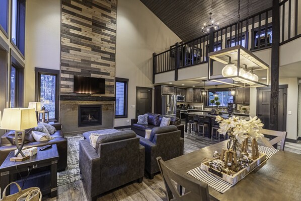 Smart TV, fireplace - Modern spacious 5 bedroom, 3.5 bath, paved roads, hot tub, wifi, pool access (Lead)