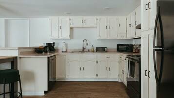 Køleskab, mikrobølgeovn, ovn, kogeplade