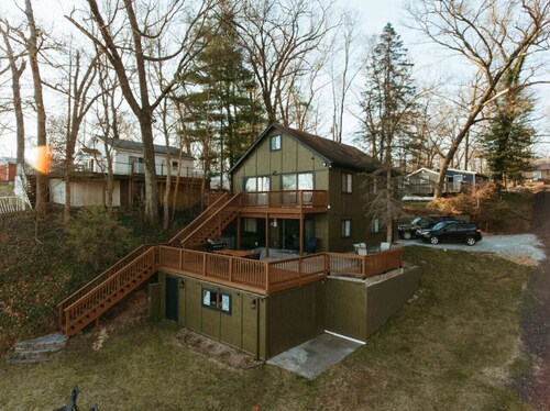 Large Lakefront Cottage w/ HotTub, Media Room