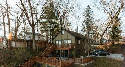 Large Lakefront Cottage w/ HotTub, Media Room