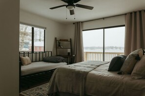 5 chambres, bureau, fer et planche Ă repasser, lit parapluie