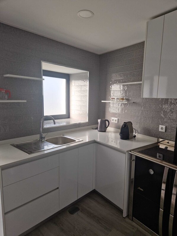 Een koelkast, een microgolfoven, een oven, een kookplaat