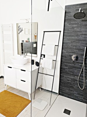 Chuveiro, secador de cabelo, bidê, toalhas de banho