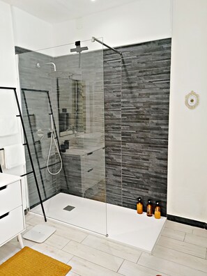 Dusche, Haartrockner, Bidet, Handtücher