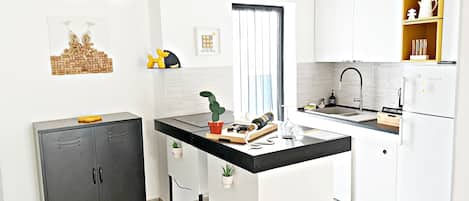 Kühlschrank, Mikrowelle, Wasserkocher mit Kaffee-/Teezubehör