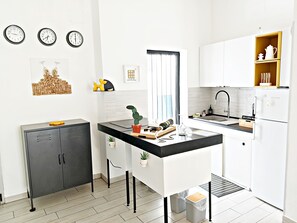 Kühlschrank, Mikrowelle, Wasserkocher mit Kaffee-/Teezubehör