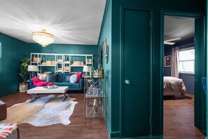 1 bedroom, iron/ironing board, WiFi, bed sheets - The Jewel Box- NC State/ Walkable (Raleigh)