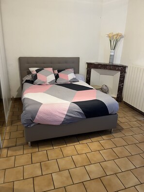 2 chambres, fer et planche à repasser, Wi-Fi, draps fournis