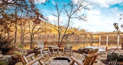 Luxury Riverfront Lodge Fishing, Hot Tub & White River Access and Ozark Views”