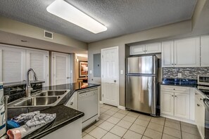 冷蔵庫、電子レンジ、オーブン、コンロ