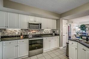 Køleskab, mikrobølgeovn, ovn, kogeplade