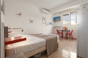 Iron/ironing board, free WiFi, bed sheets