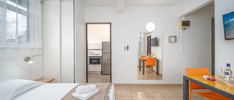 Iron/ironing board, free WiFi, bed sheets