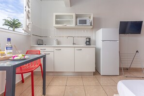 Refrigerador, microondas, cafetera y tetera y tetera eléctrica