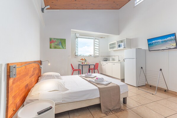 Iron/ironing board, free WiFi, bed sheets