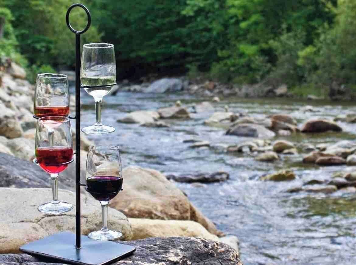 Une rivière bordée de rochers et entourée de verdure.