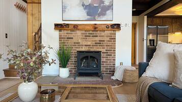 Smart TV, chimenea, futbolito y libros