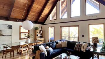 TV connectée, cheminée, baby-foot, livres