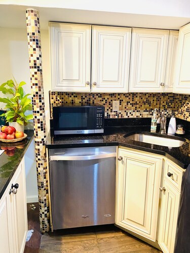 Cozy & Private One Bedroom Apartment- 