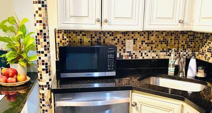 Cozy & Private One Bedroom Apartment-