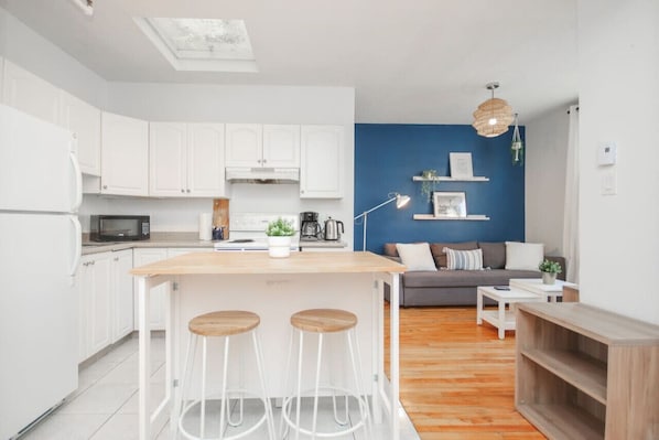 Køleskab, mikrobølgeovn, ovn, kogeplade