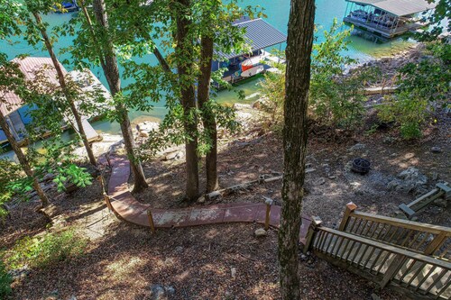 Dock Holiday – Lakefront, Sleeps 19, private dock, private hot tub