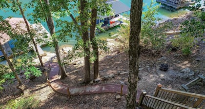 Dock Holiday – Lakefront, Sleeps 19, private dock, private hot tub