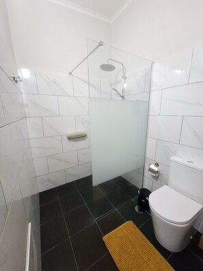 Dusche, Haartrockner, Handtücher, Toilettenpapier