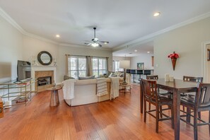 TV, fireplace, books - Spacious Zachary Home: 12 Mi to Baton Rouge! (Zachary)