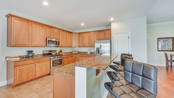 Fridge, microwave, stovetop, dishwasher