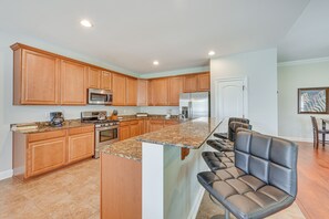 Fridge, microwave, stovetop, dishwasher - Spacious Zachary Home: 12 Mi to Baton Rouge! (Zachary)
