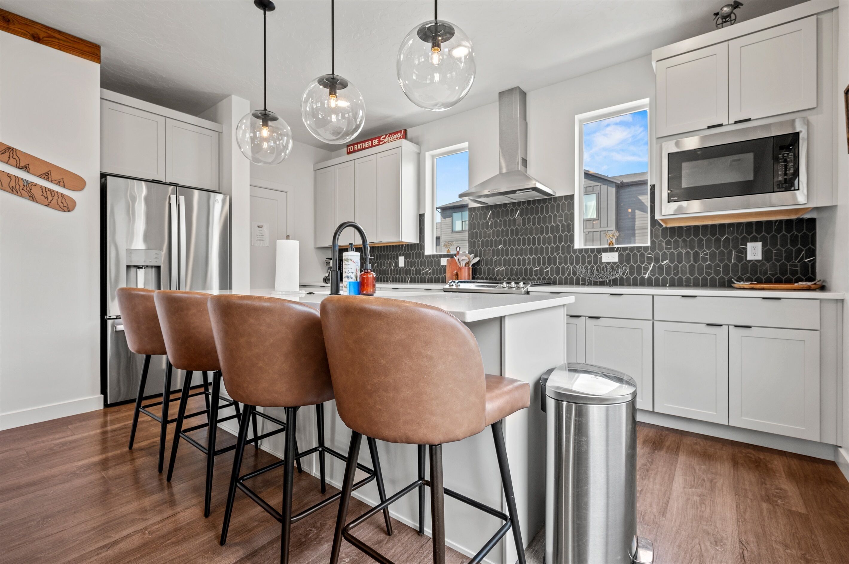 ثلاجة، ميكروويف، فرن، موقد طهي مسطح