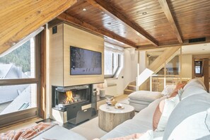 Smart TV, fireplace